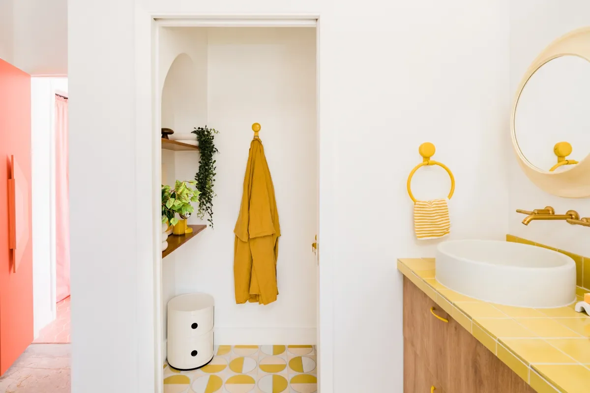 A ’70s Sunken Tub Was the One Thing That Stayed in This Retro Bathroom Refresh