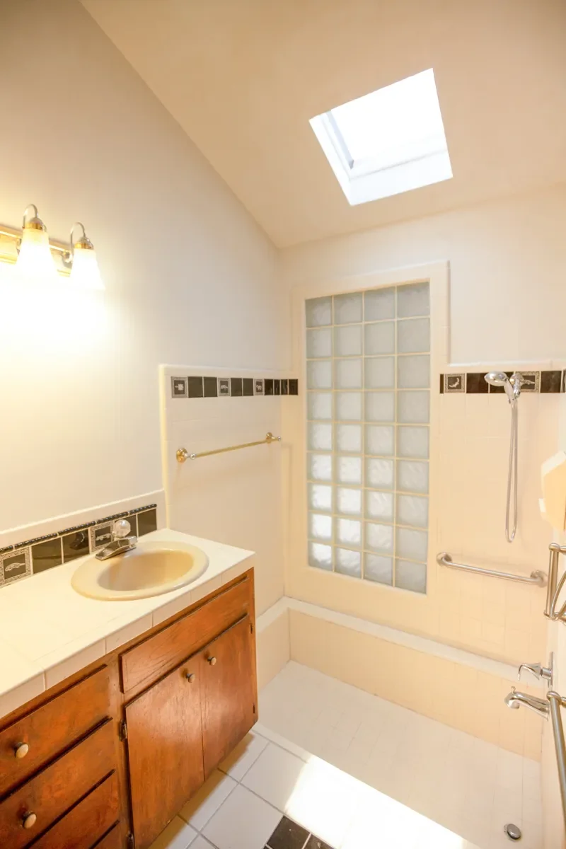 A ’70s Sunken Tub Was the One Thing That Stayed in This Retro Bathroom Refresh