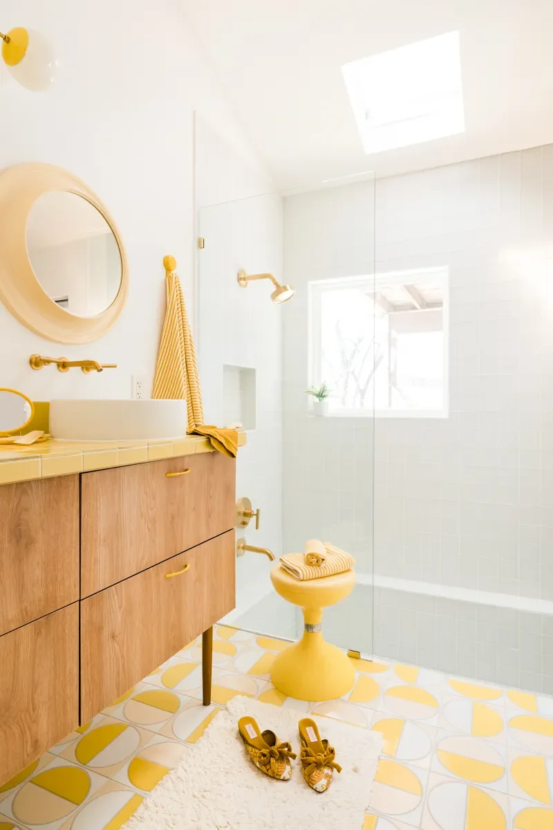 A ’70s Sunken Tub Was the One Thing That Stayed in This Retro Bathroom Refresh
