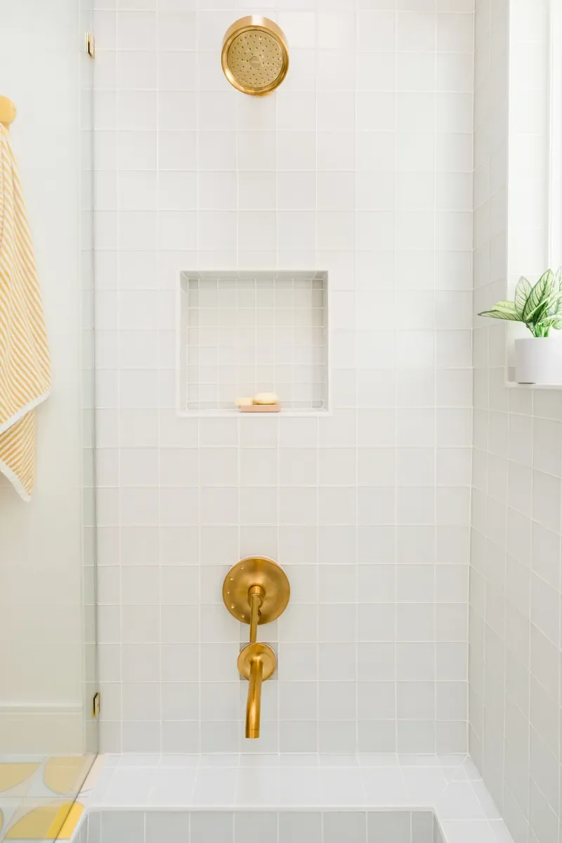 A ’70s Sunken Tub Was the One Thing That Stayed in This Retro Bathroom Refresh