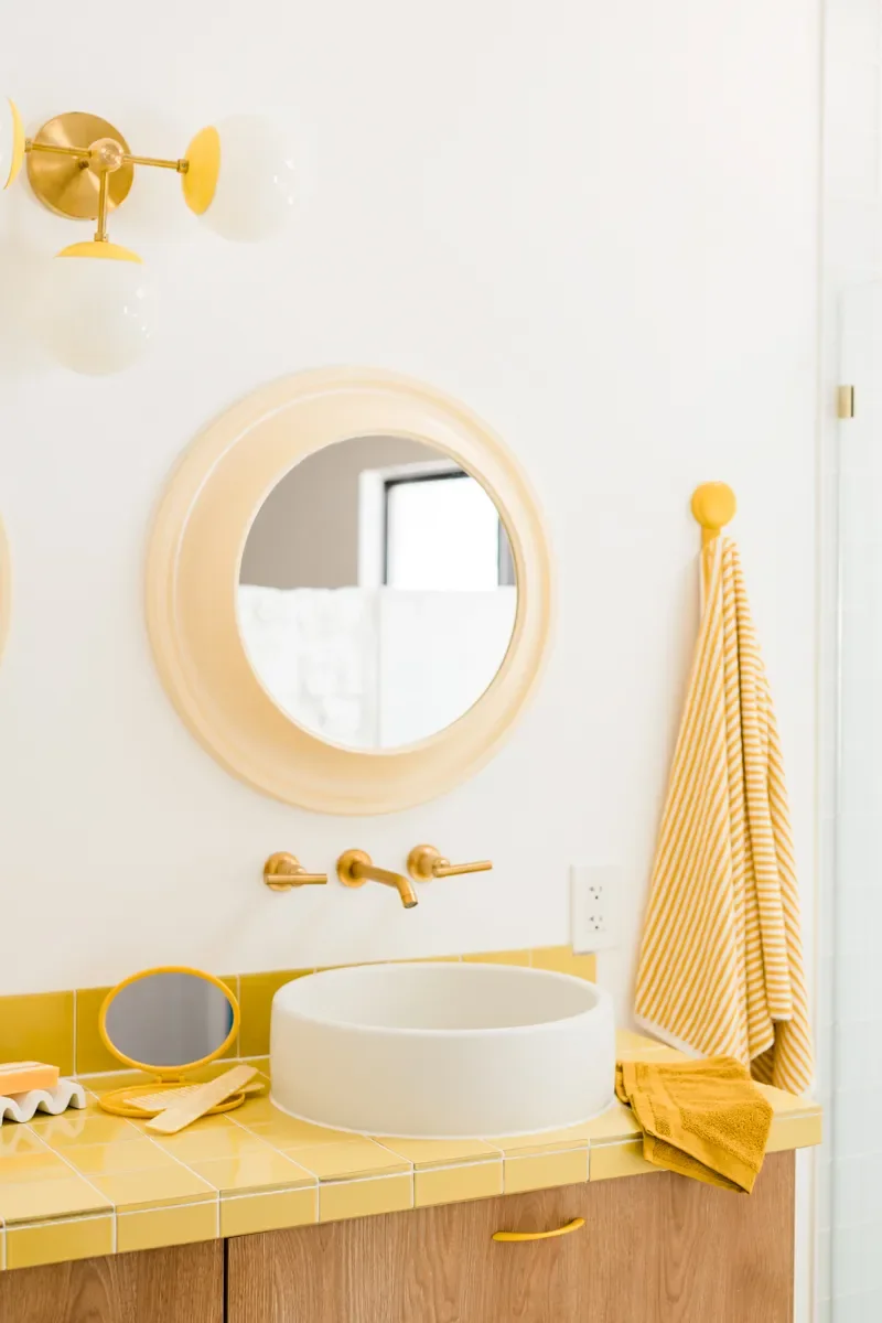 A ’70s Sunken Tub Was the One Thing That Stayed in This Retro Bathroom Refresh