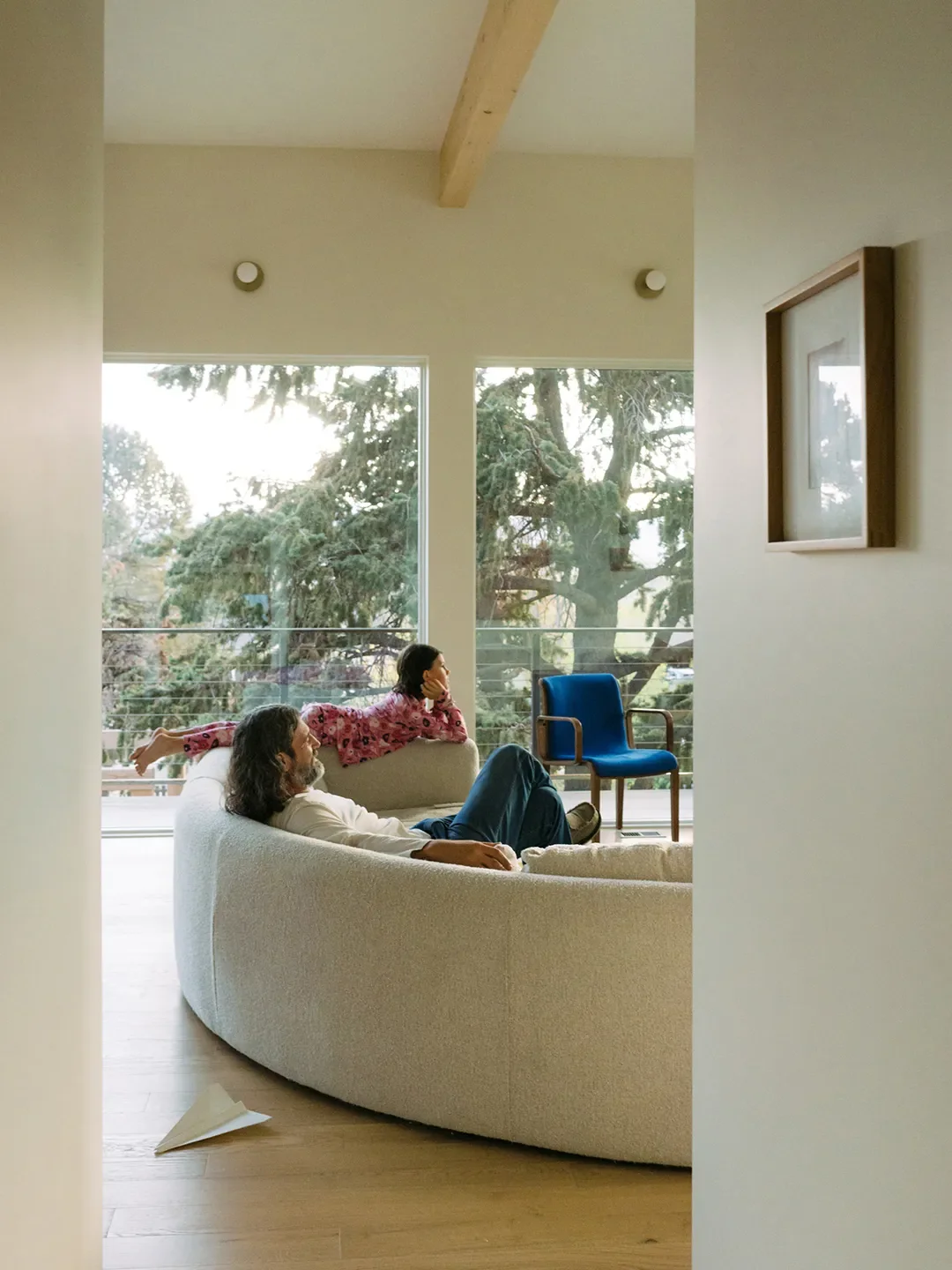 Local Pink Flagstone and Foraged Leaves Inspired This Hillside Denver Home's Soothing Palette