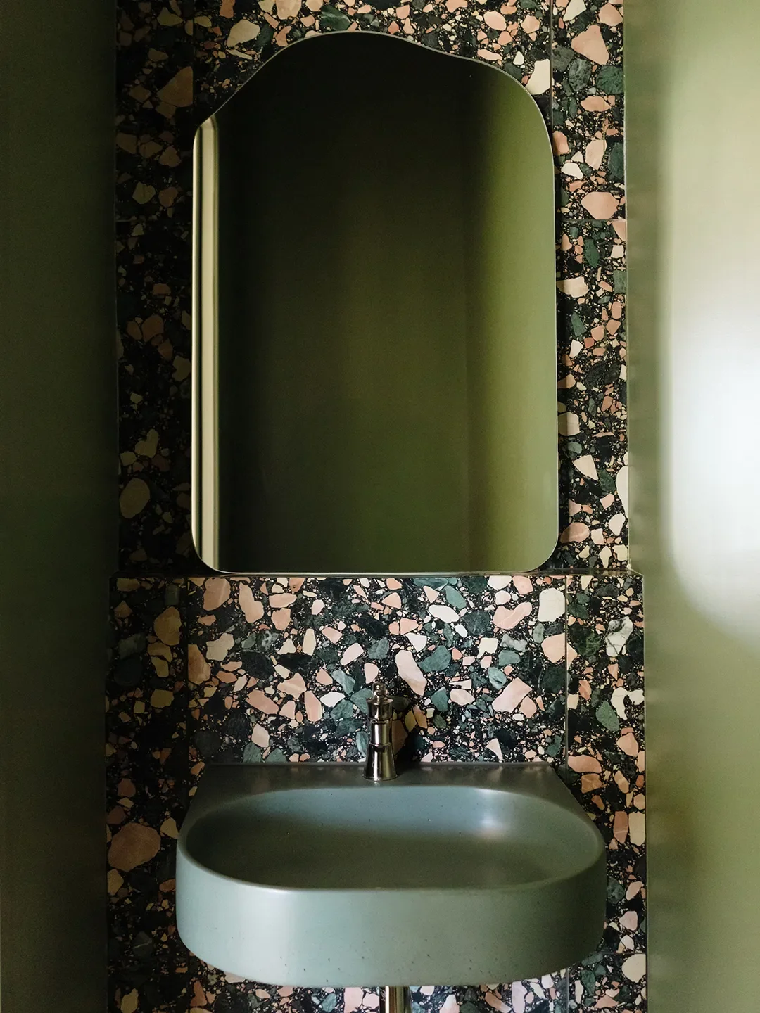 Local Pink Flagstone and Foraged Leaves Inspired This Hillside Denver Home's Soothing Palette