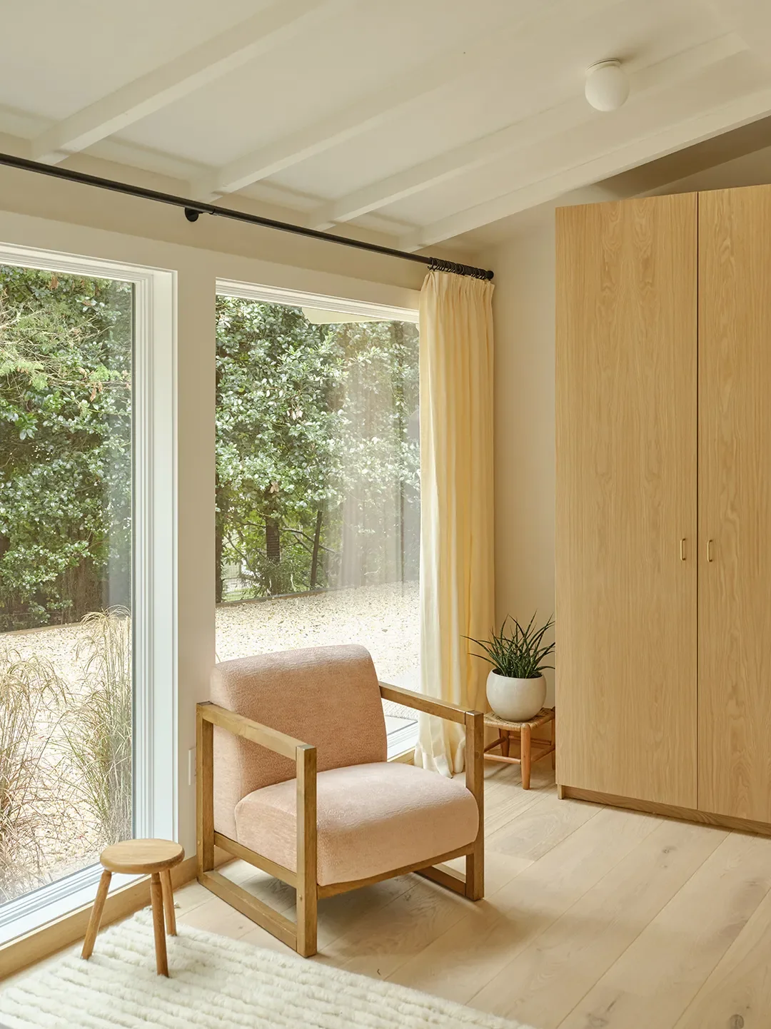 Soft, Glowy Light Is the Main Character in This Calming East Hamptons Home