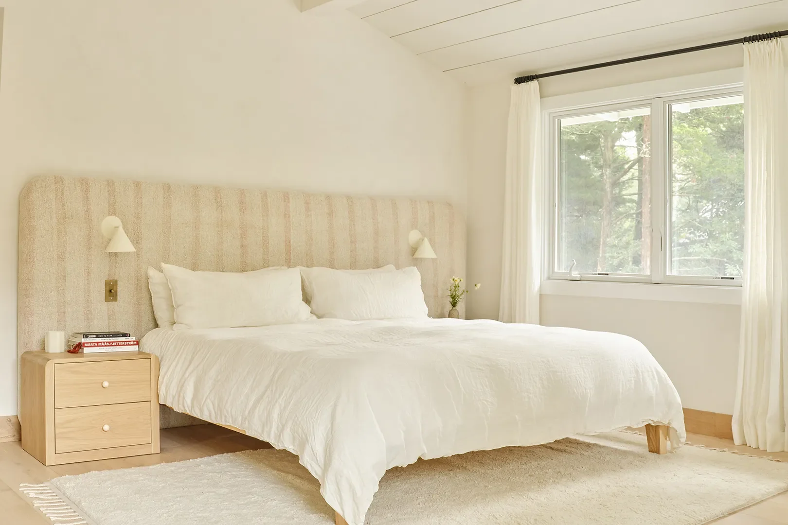 Soft, Glowy Light Is the Main Character in This Calming East Hamptons Home