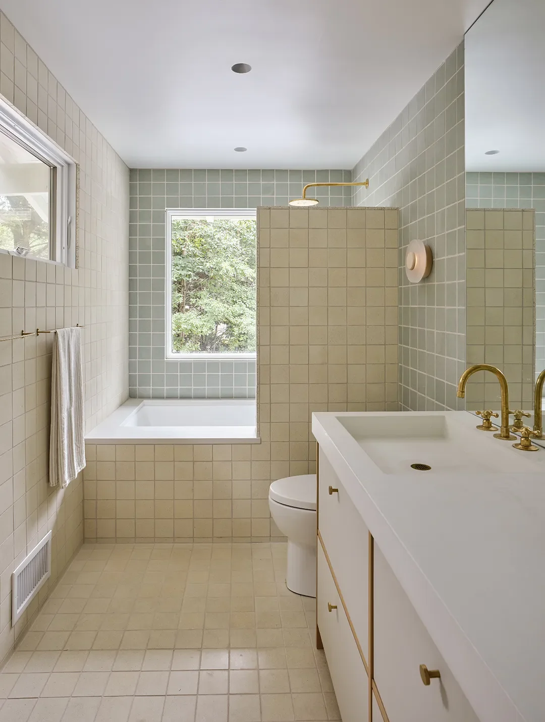 Soft, Glowy Light Is the Main Character in This Calming East Hamptons Home