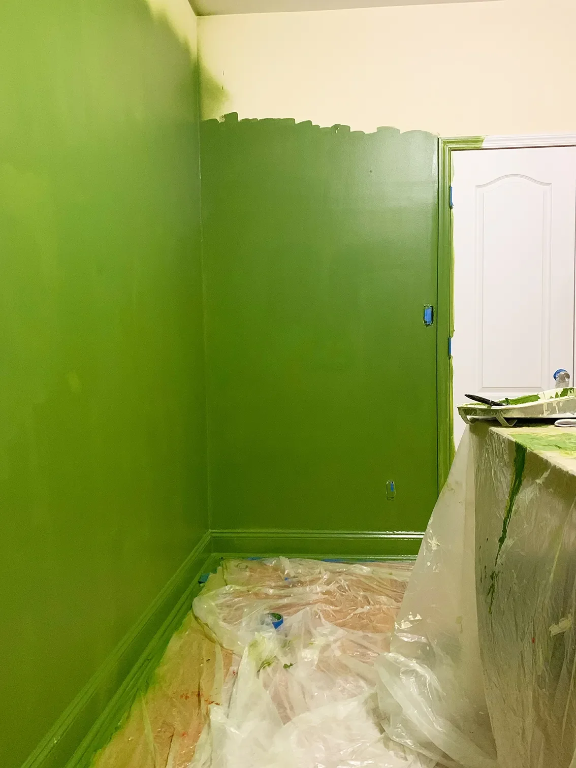 Turns Out, This Allover Green Office Is the Perfect Minimalist-Maximalist Compromise