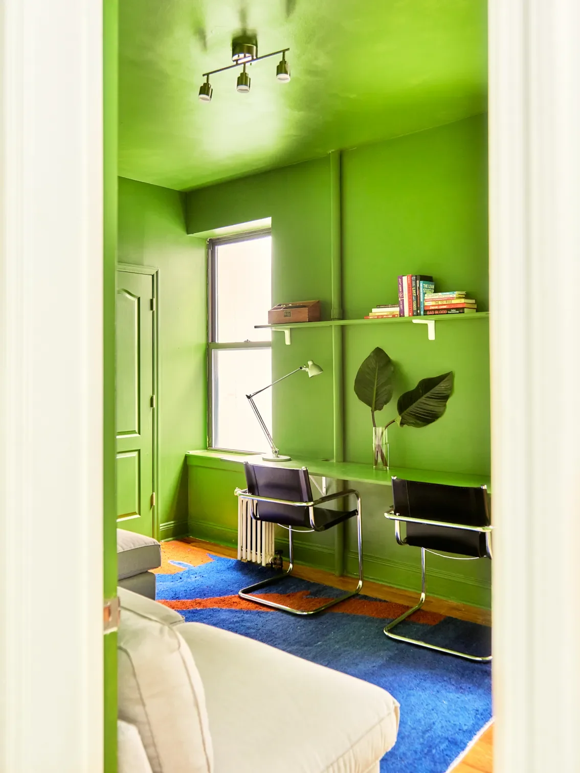 Turns Out, This Allover Green Office Is the Perfect Minimalist-Maximalist Compromise